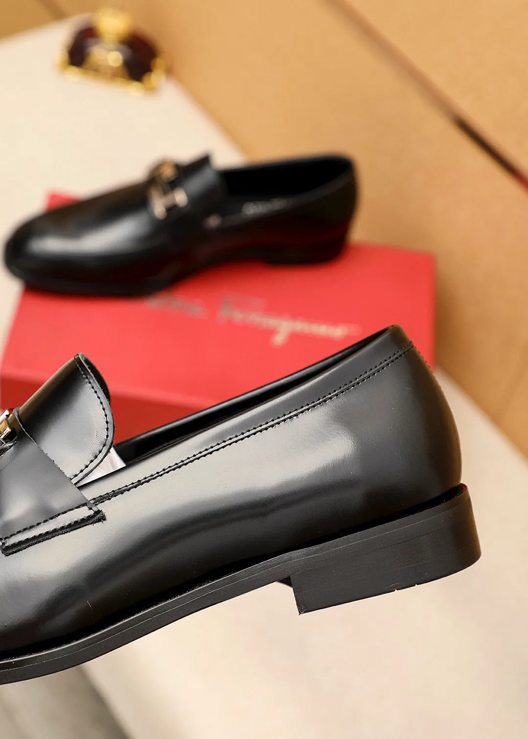 Men's shoes💰460💰 Product trademark: Ferragamo "Ferragamo" casual leather shoes Regular size: 38-44 (45🉑️customized) Product materials: Selected imported first-layer open-edge beaded cowhide leather upper + luxury hardware buckle, imported water-dyed cowhide leather lining. Strong three-dimensional visual effect, original outsole color: 1⃣️color optional